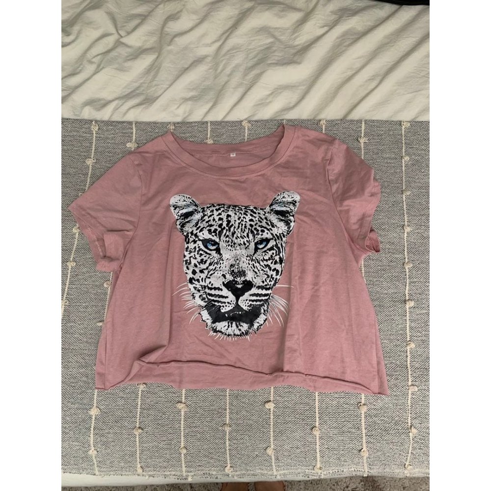 5/$29 💥 Pink snow leopard crop top size small